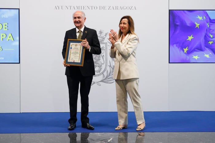 Antonio Ledezma junto a autoridades del Ayuntamiento de Zaragoza durante las celebraciones del Día de Europa 2026