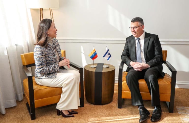 María Corina explica al canciller israelí, Gideon Sa'ar, la agenda para la democratización de Venezuela
