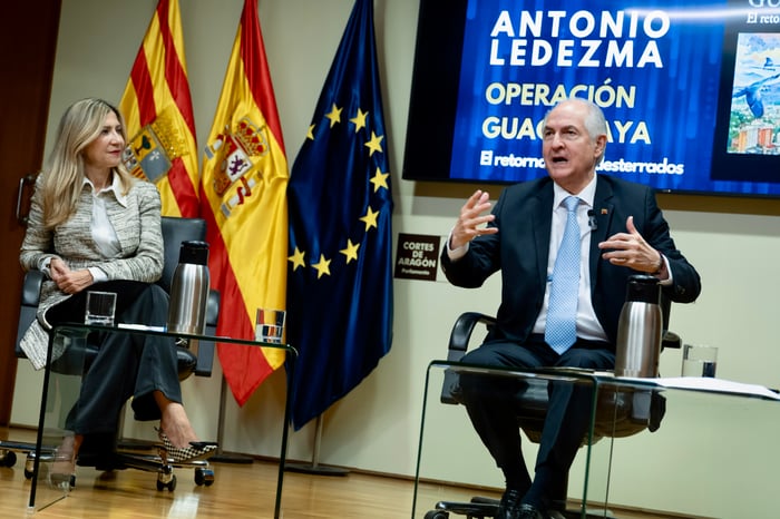 presentación del libro operacion guacamaya en Aragón