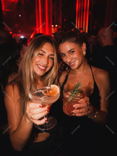 Foto de Amigas con Cócteles en Discoteca Roja JPG