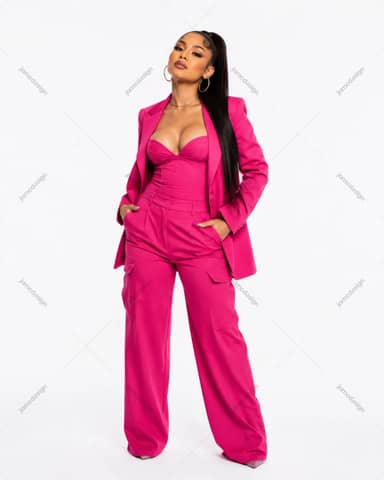 Foto de Mulher em Blazer Rosa e Calças de Perna Larga