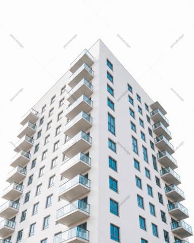 Immeuble Blanc aux Balcons Vitrés