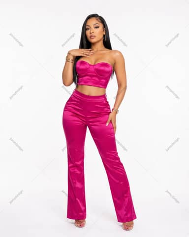 Foto de Mulher com Top Corset e Calças em Cetim Rosa