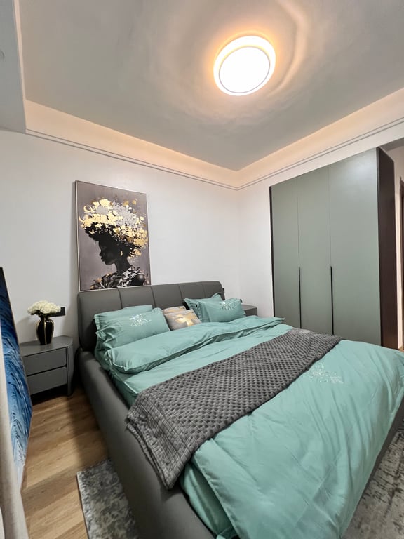 LAVINGTON LUXURIOUS THREE BEDROOM APARTMENT FOR SALE