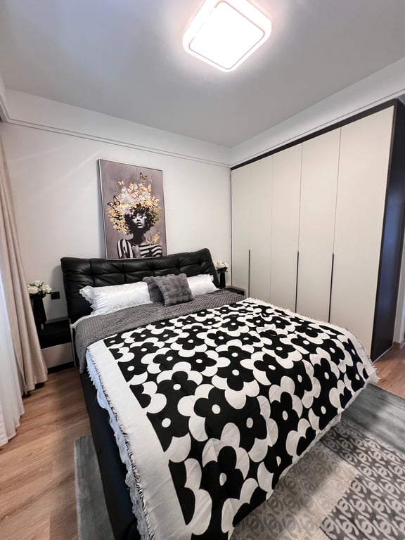 LAVINGTON LUXURIOUS THREE BEDROOM APARTMENT FOR SALE