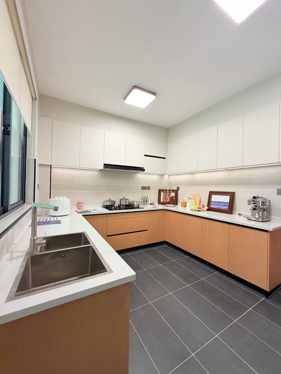 KILIMANI FIVE BEDROOM APARTMENT PLUS A DSQ FOR SALE