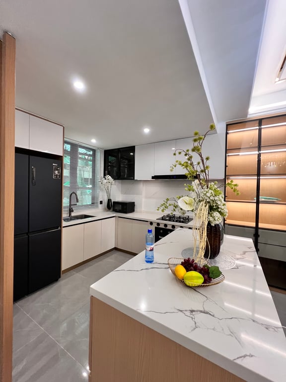 LAVINGTON LUXURIOUS THREE BEDROOM APARTMENT FOR SALE