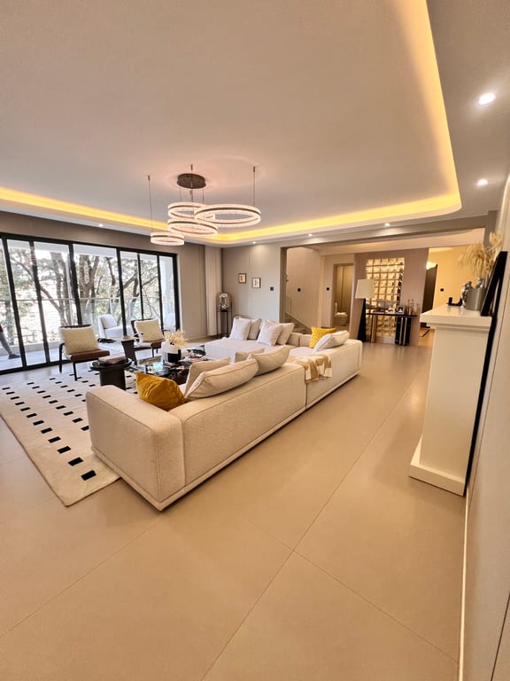 KILIMANI LUXURIOUS SIX BEDROOM APARTMENT FOR SALE