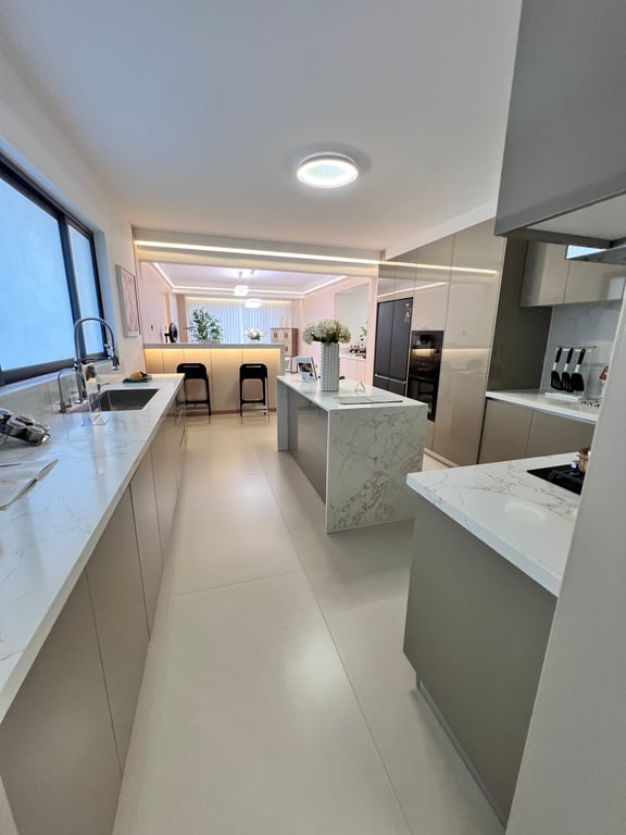 KILIMANI LUXURIOUS SIX BEDROOM APARTMENT FOR SALE