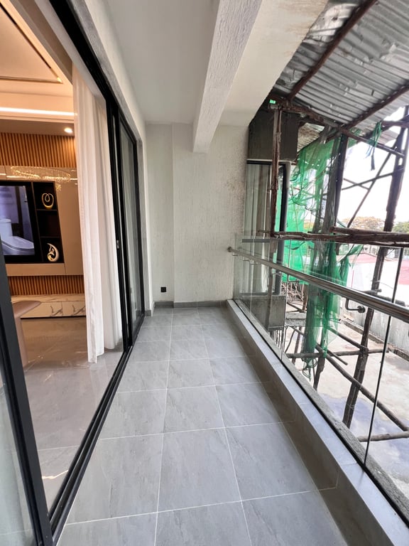 LAVINGTON LUXURIOUS THREE BEDROOM APARTMENT FOR SALE
