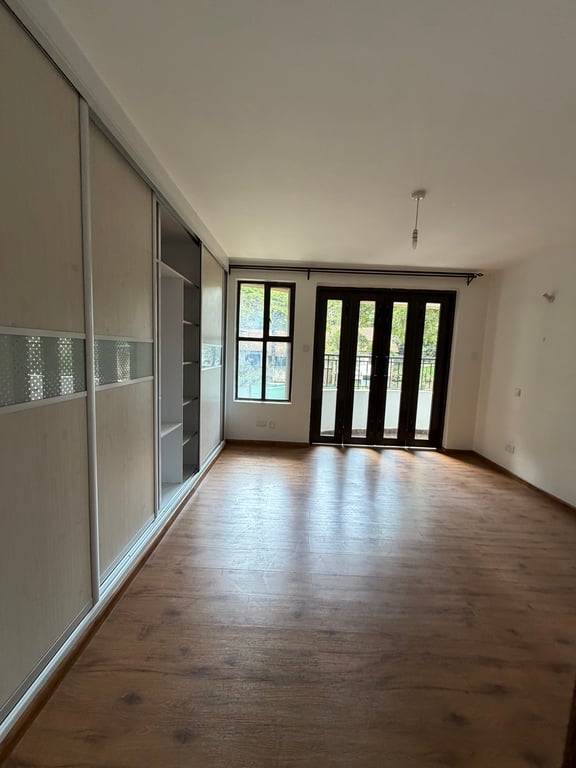 Two bedroom apartment to let off Riverside Drive