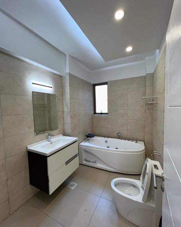 LAVINGTON THREE BEDROOM APARTMENT FOR SALE
