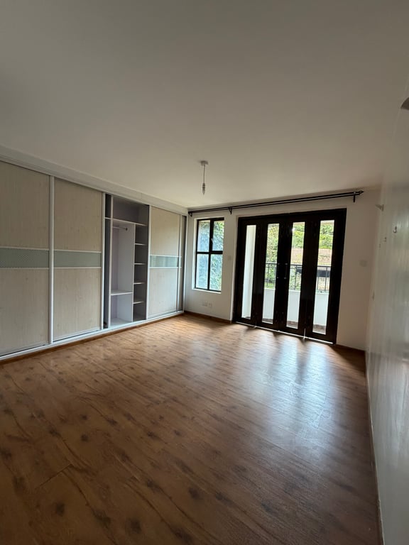 Two bedroom apartment to let off Riverside Drive