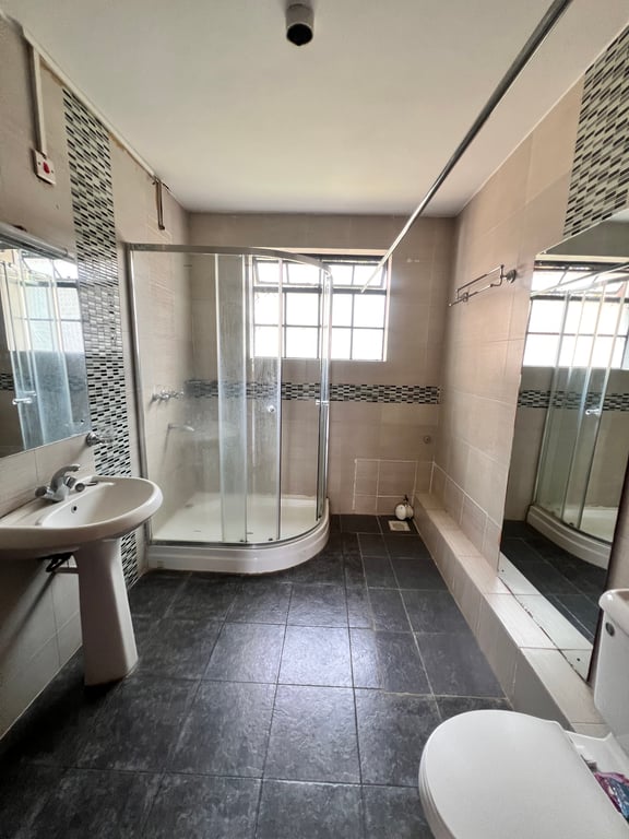Lavington three bedroom plus dsq to let