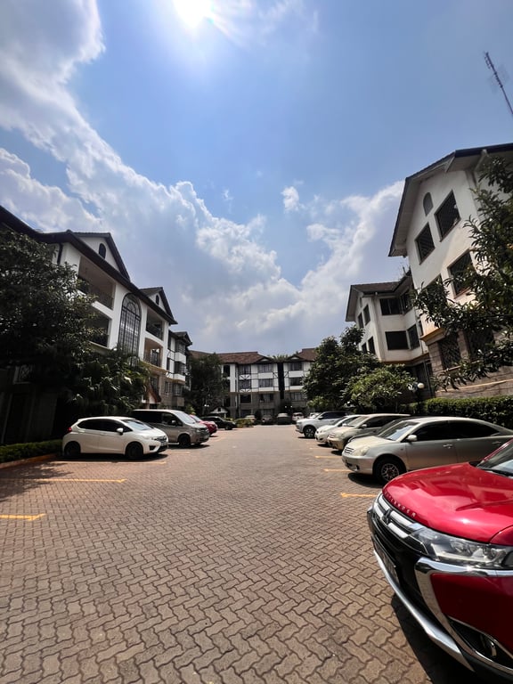 Lavington three bedroom plus dsq to let