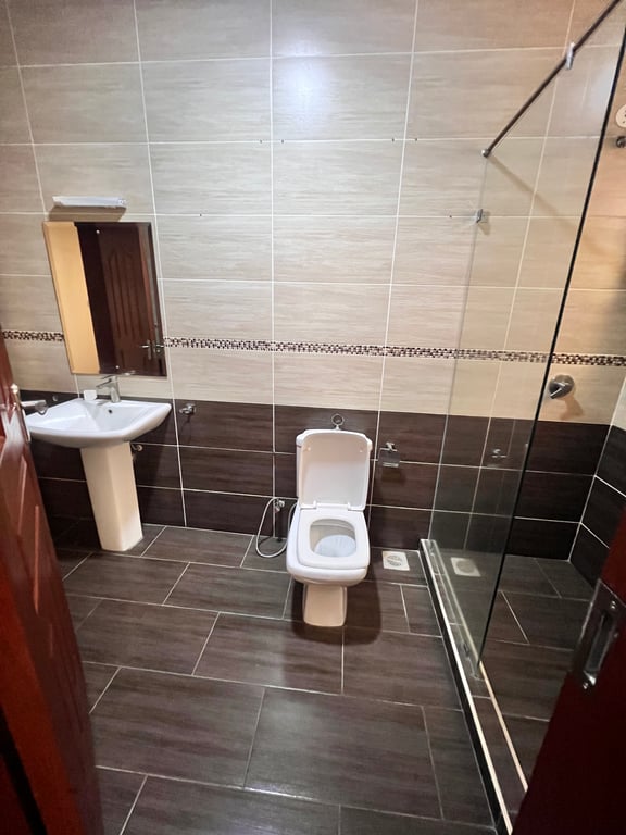 RIVERSIDE THREE BEDROOM APARTMENT PLUS DSQ FOR RENT
