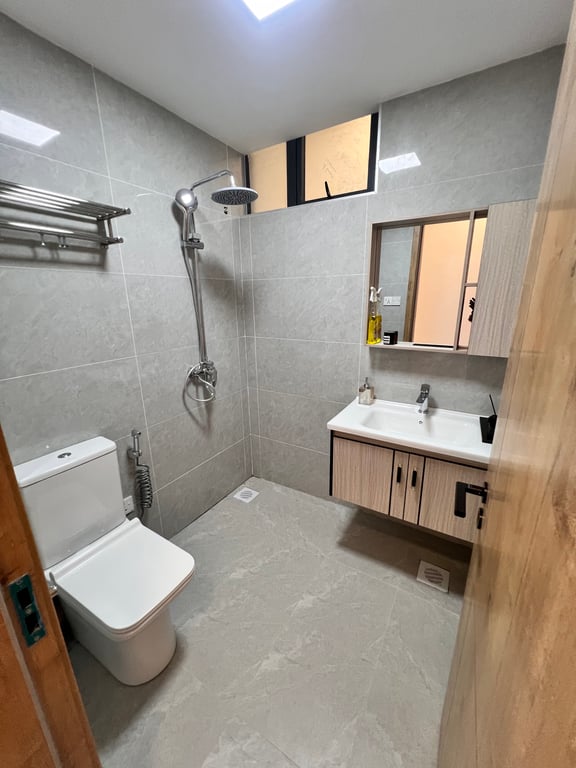 LAVINGTON LUXURIOUS THREE BEDROOM APARTMENT FOR SALE
