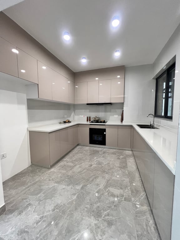 LAVINGTON LUXURIOUS THREE BEDROOM APARTMENT FOR SALE