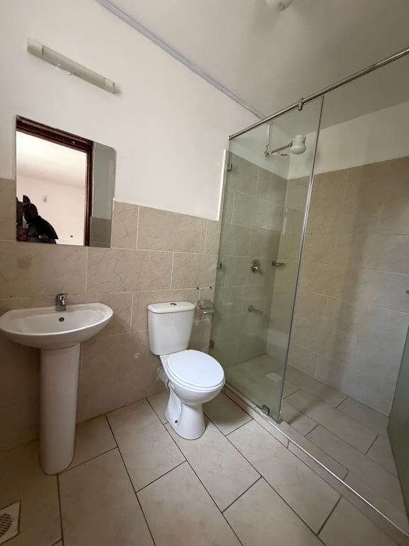 Two bedroom apartment to let off Riverside Drive