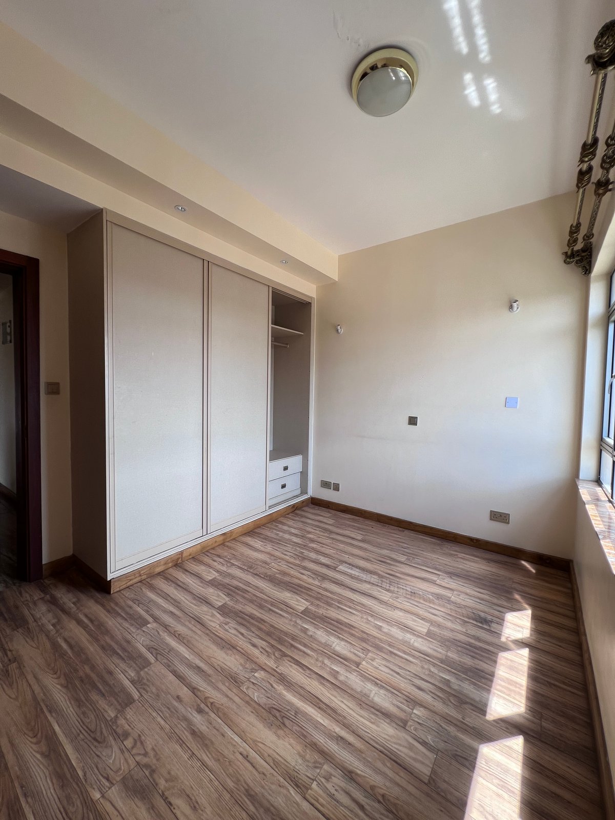 READY THREE BEDROOM APARTMENT PLUS A DSQ FOR SALE