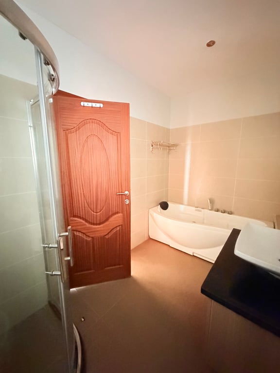 EXECUTIVE THREE BEDROOM APARTMENT PLUS A DSQ FOR SALE IN KILELESHWA