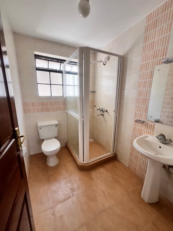 Lavington three bedroom plus dsq to let