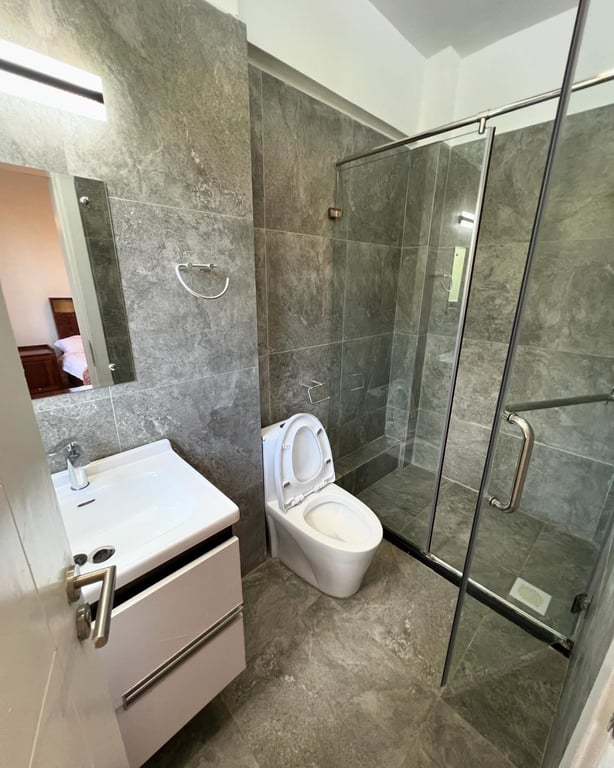 LAVINGTON THREE BEDROOM APARTMENT FOR SALE