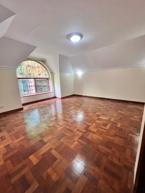 Five bedroom town house to let in lavington