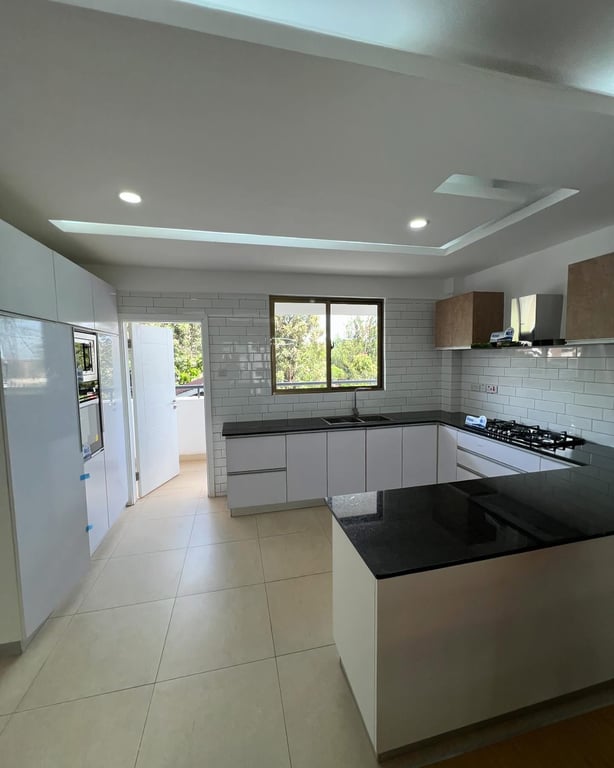 LAVINGTON THREE BEDROOM APARTMENT FOR SALE