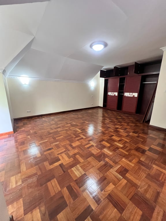 Five bedroom town house to let in lavington