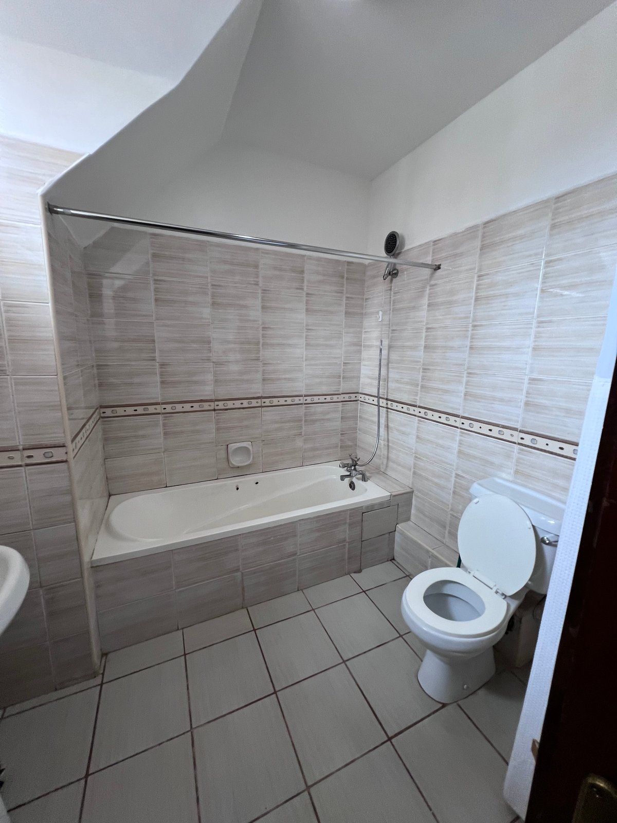 READY THREE BEDROOM APARTMENT FOR SALE
