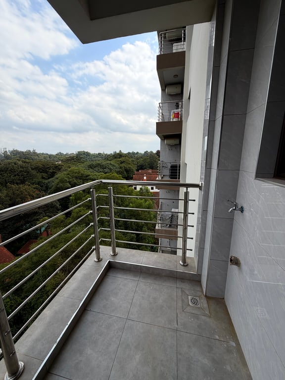 Executive three bedroom apartment to let off Riverside Drive