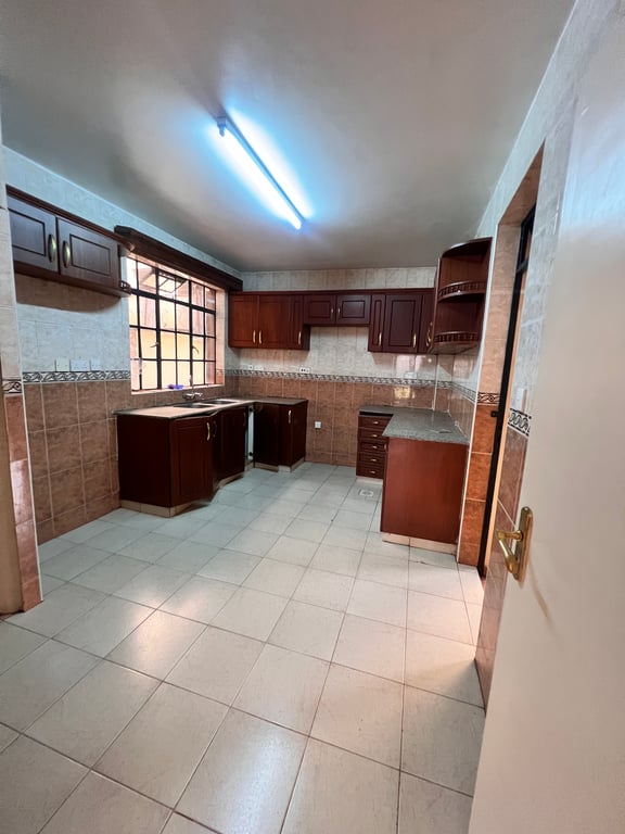 KILIMANI THREE BEDROOM PLUS A DSQ FOR RENT