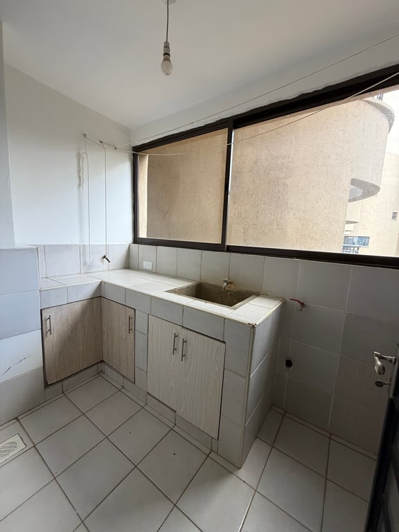 Two bedroom apartment to let off Riverside Drive