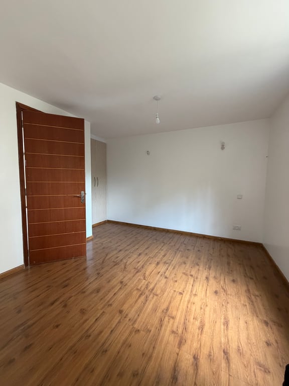 Two bedroom apartment to let off Riverside Drive