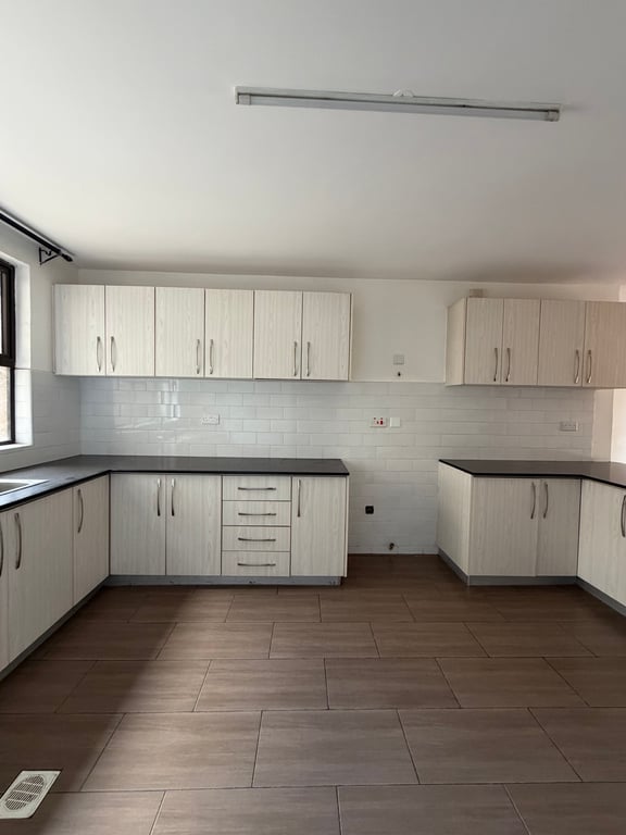 Two bedroom apartment to let off Riverside Drive