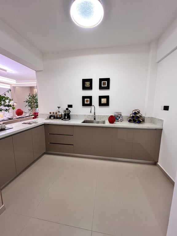 KILIMANI LUXURIOUS SIX BEDROOM APARTMENT FOR SALE
