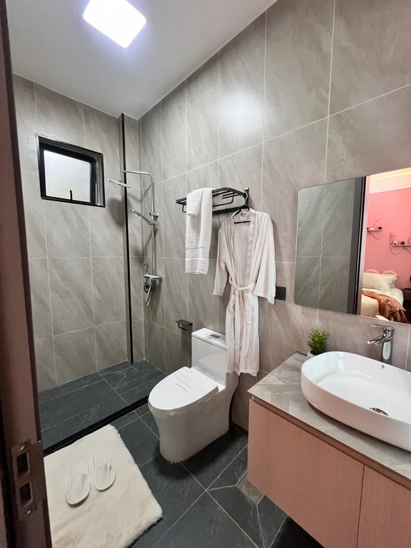 LUXURIOUS FOUR BEDROOM APARTMENT PLUS A DSQ FOR SALE