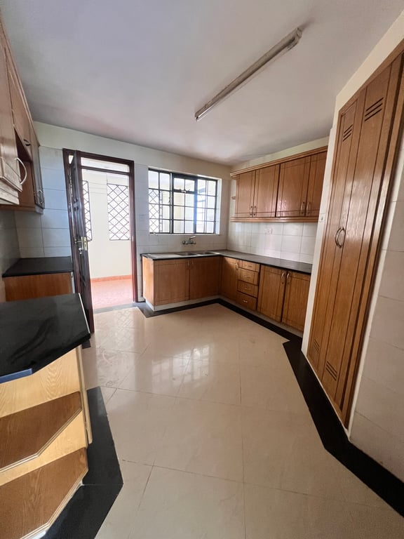 Lavington three bedroom plus dsq to let