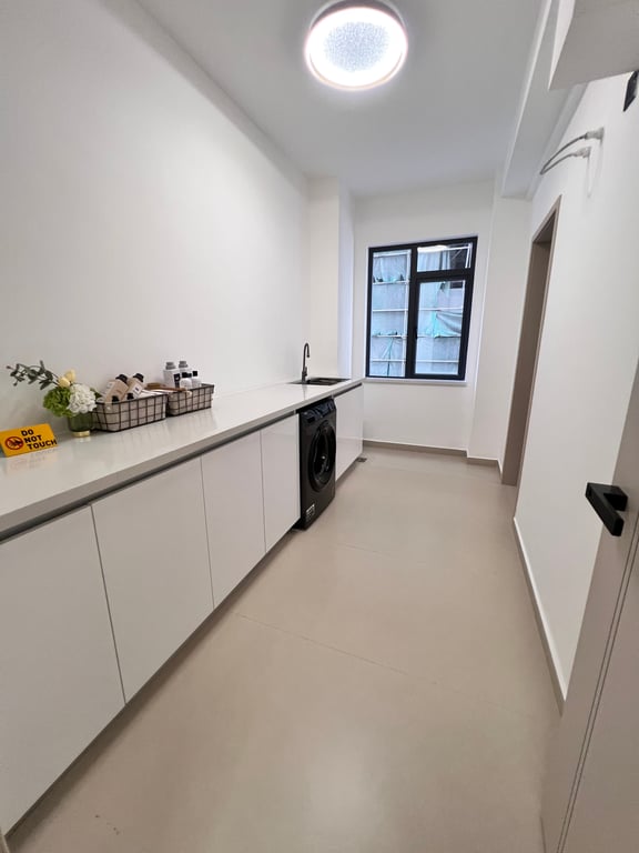 KILIMANI LUXURIOUS SIX BEDROOM APARTMENT FOR SALE