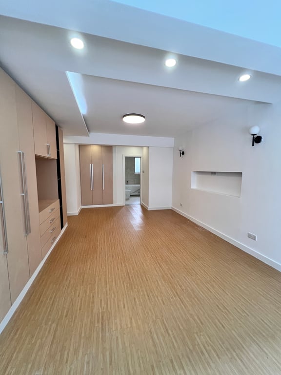 LAVINGTON READY FOUR BEDROOM FOR SALE