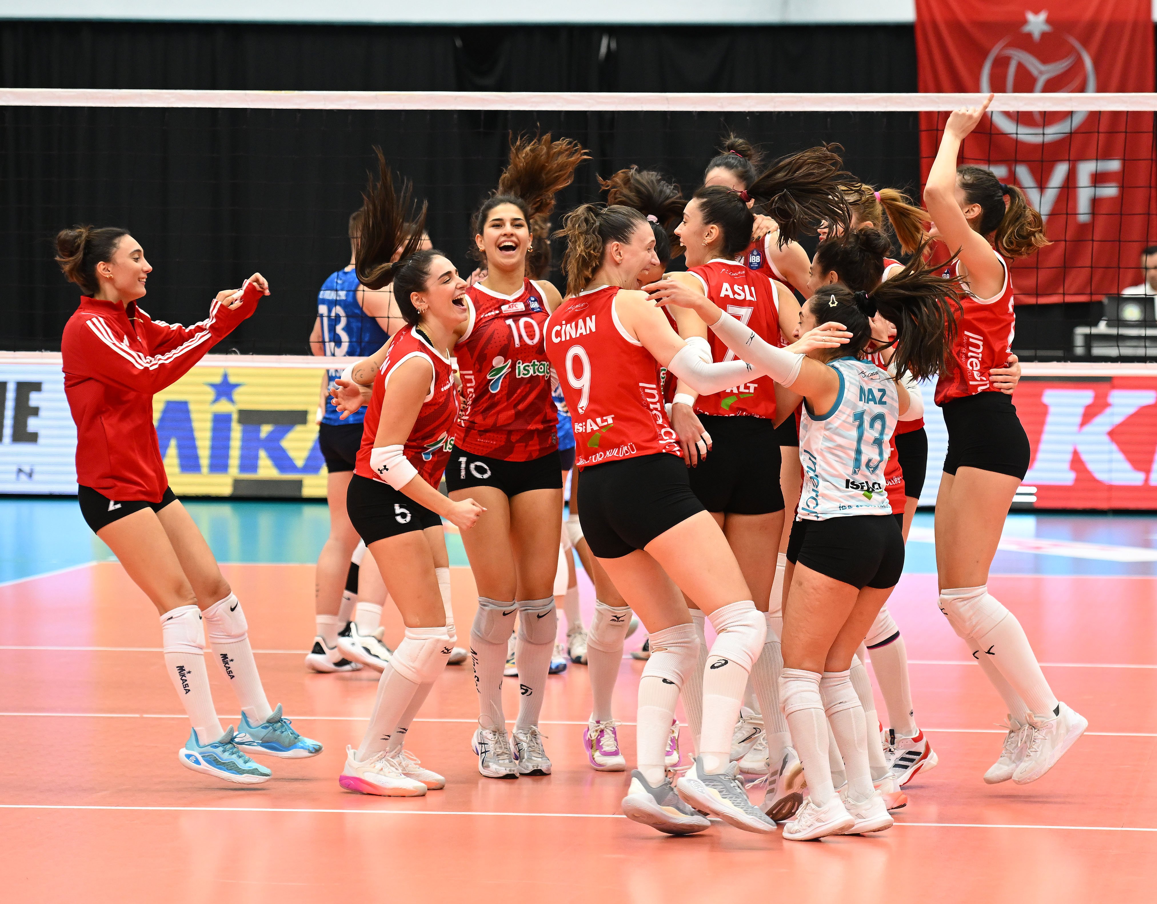 Kadın Voleybol Takımımız, Edremit Belediye'yi 3-0 mağlup etti