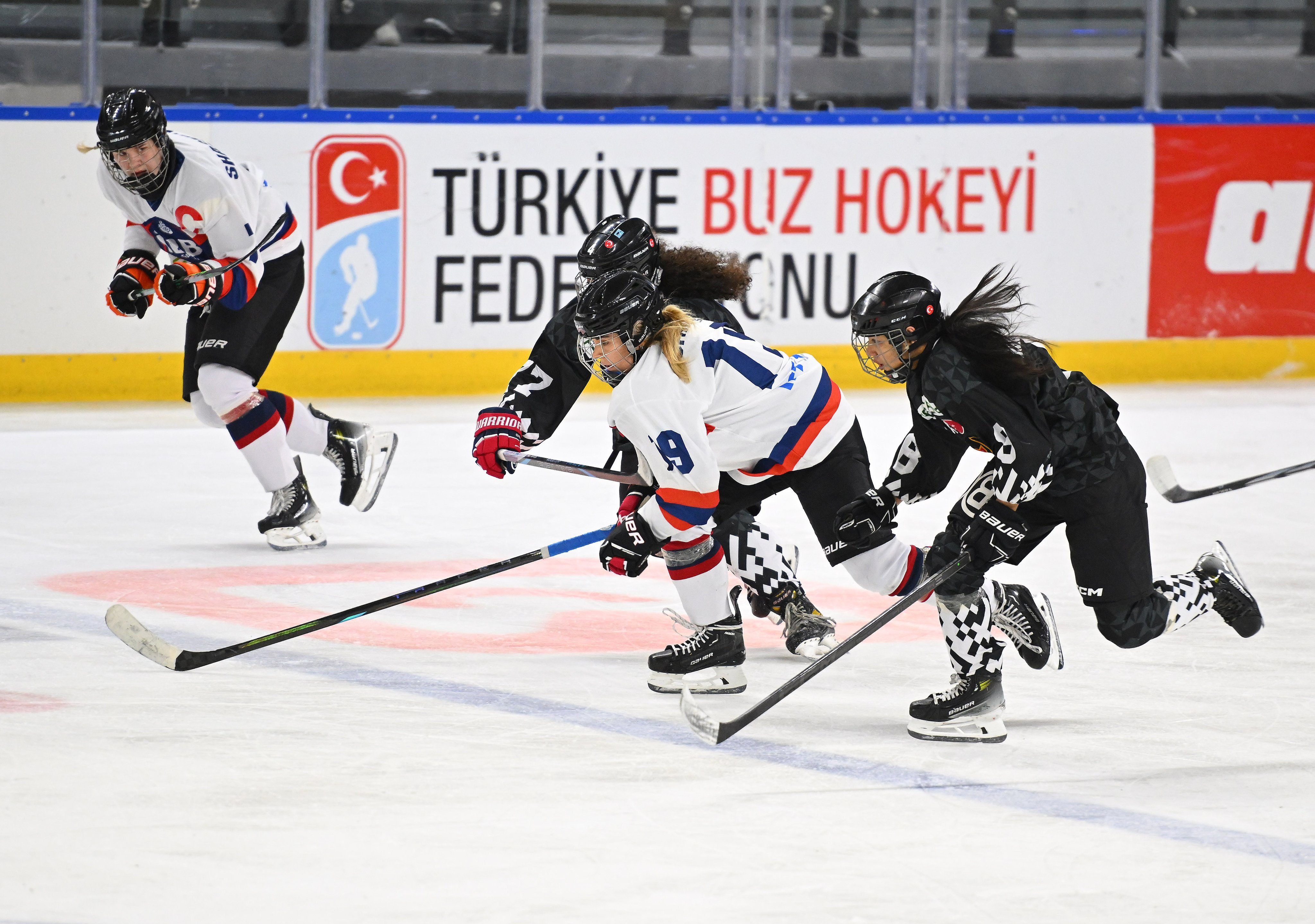 Kadın Buz Hokeyi Takımımız 8'de 8 ile liderliğini sürdürdü: 5-2