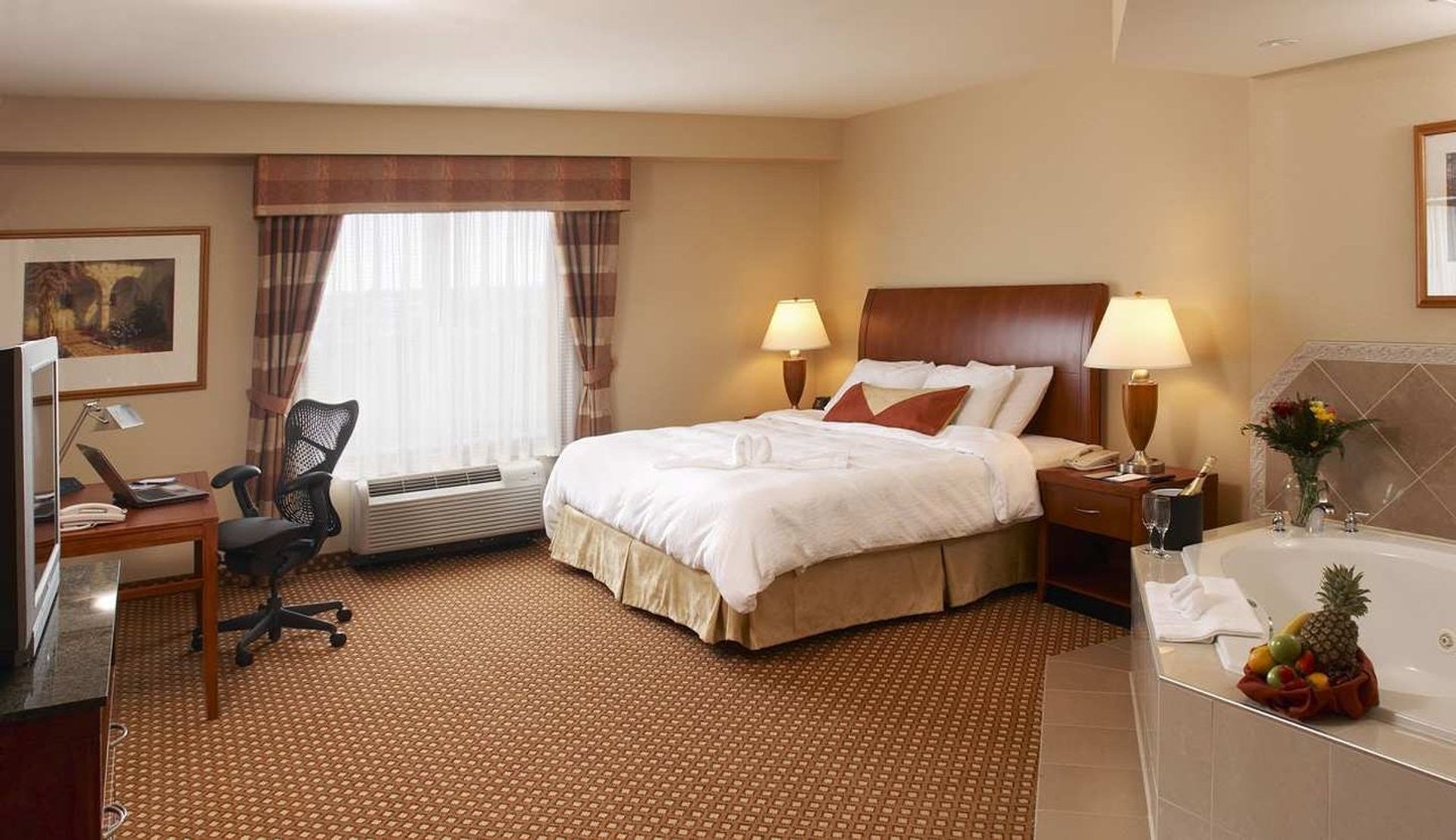 King Bed with Whirlpool