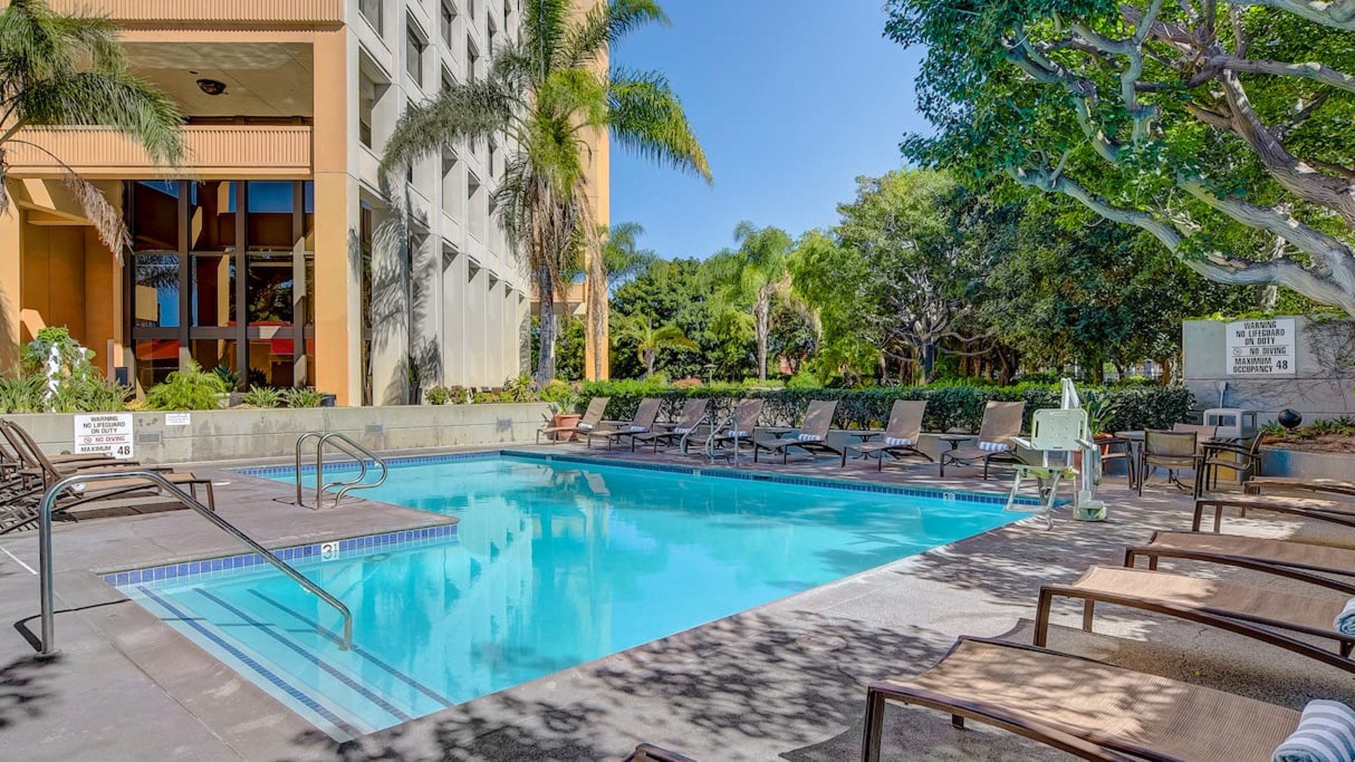 Outdoor Pool | Hotel Fera Anaheim, a DoubleTree by Hilton