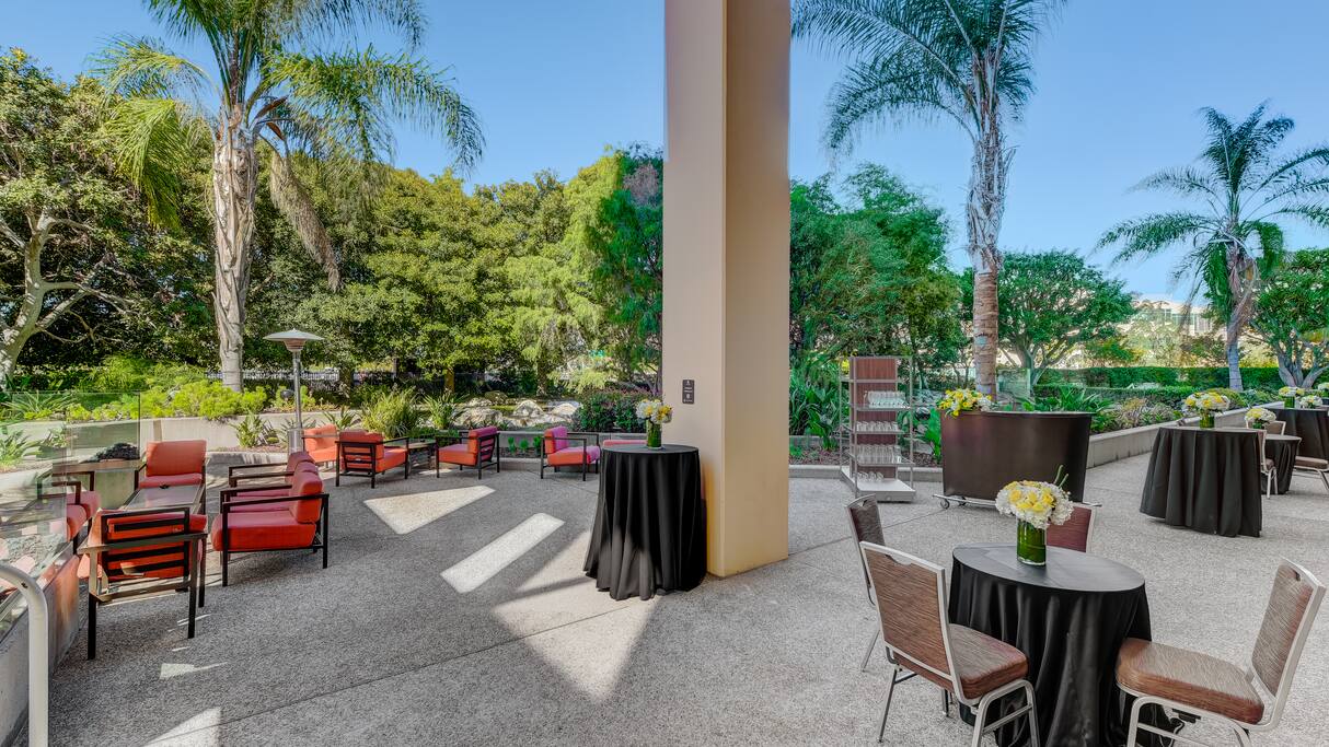 Outdoor Sitting Area | Hotel Fera Anaheim, a DoubleTree by Hilton Hotel