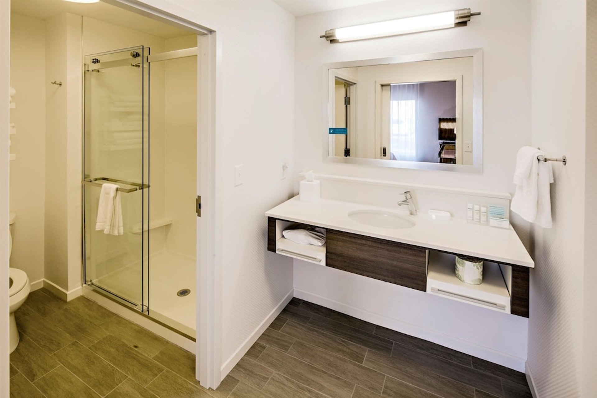 Queen Suite Bathroom