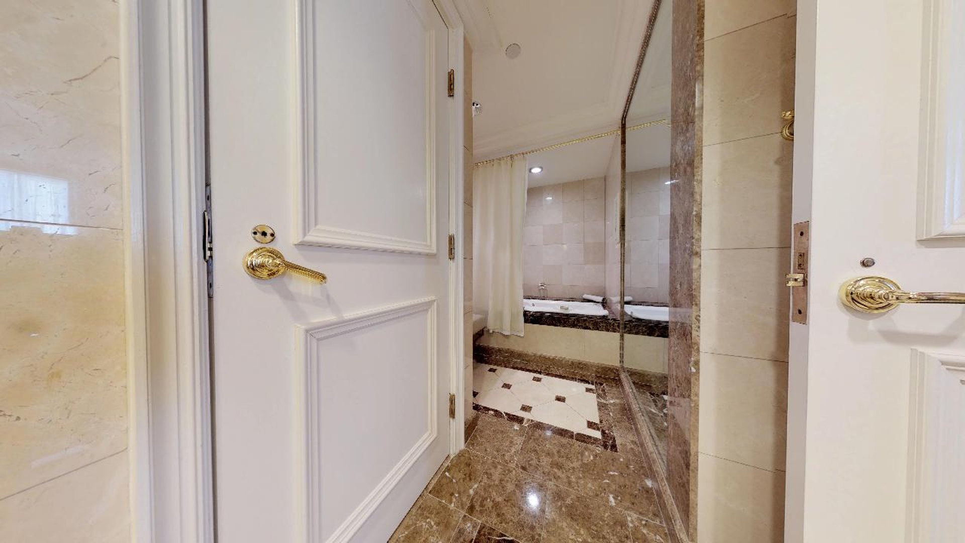 Deep soaking tub.jpg