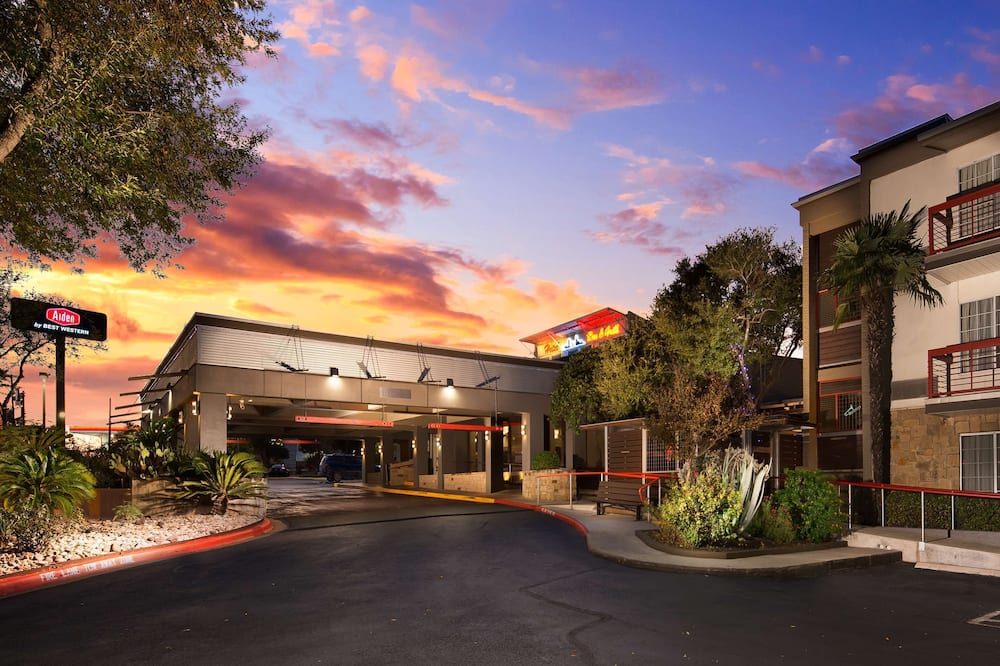 Entrance Area | Aiden by Best Western Austin City Hotel