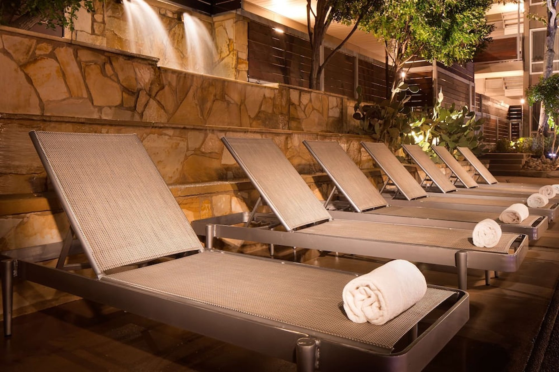 Loungers | Aiden by Best Western Austin City Hotel